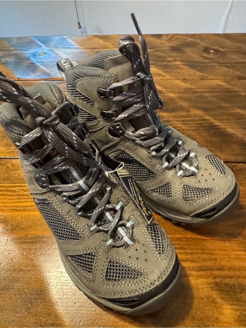 Vasque Breeze 3 GTX boots NEW WITHOUT TAGS never RAGS. Size 7.5 W
